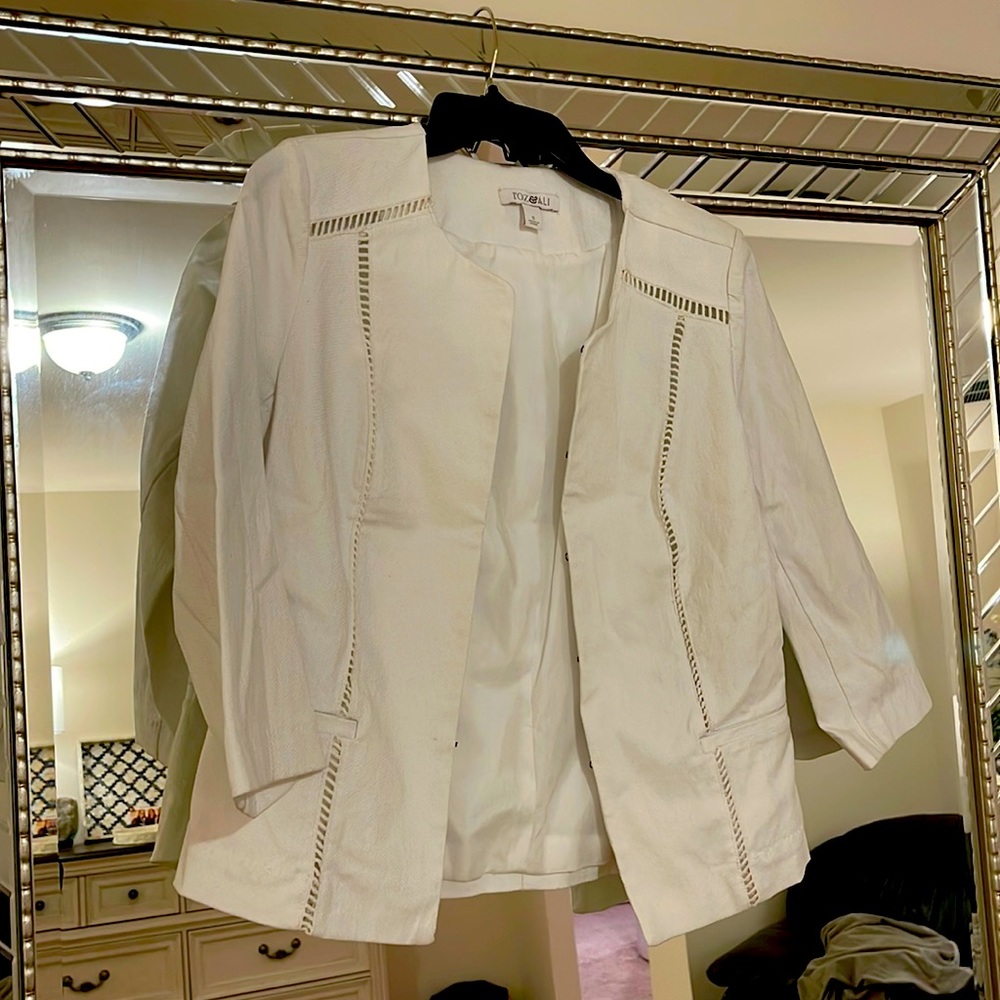 Roz&Ali white jacket. Size S. 22” in length. Perfect for work or school pres..